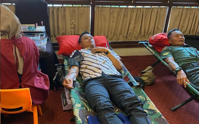 Pada Kamis, 27 Juni 2024, Palang Merah Indonesia (PMI) Salatiga bekerja sama dengan Laras Asri Resort & Spa menyelenggarakan aksi donor darah di Merapi Meetingroom, mulai pukul 08.00 hingga 12.00 WIB, yang berhasil mengumpulkan sebanyak 70 kantong darah.