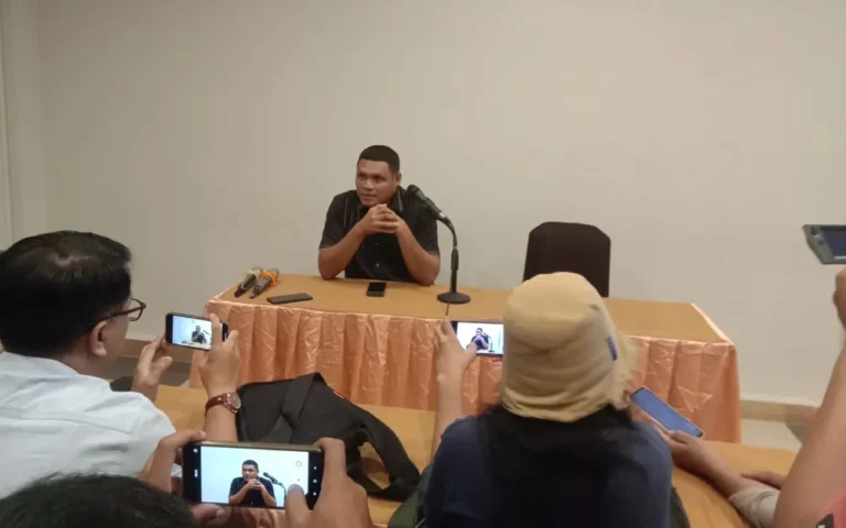 Konflik antara perusahaan Bahana Lintas Nusantara (BLN) Grup dan warga Kampung Sawe Suma di Distrik Unurum Guay, Kabupaten Jayapura, Papua, berlanjut dengan pernyataan dari Petrus Wekan, mantan pengacara pemilik lahan. Petrus menjelaskan bahwa masalah ini bermula dari kesalahpahaman terkait pembukaan tambang emas yang melibatkan investor Nicholas Nyoto Prasetyo dari Nusantara Grup, dengan penghubung Ismail Sroyer dan pelaksana Max Ohe, wakil ketua MRP.