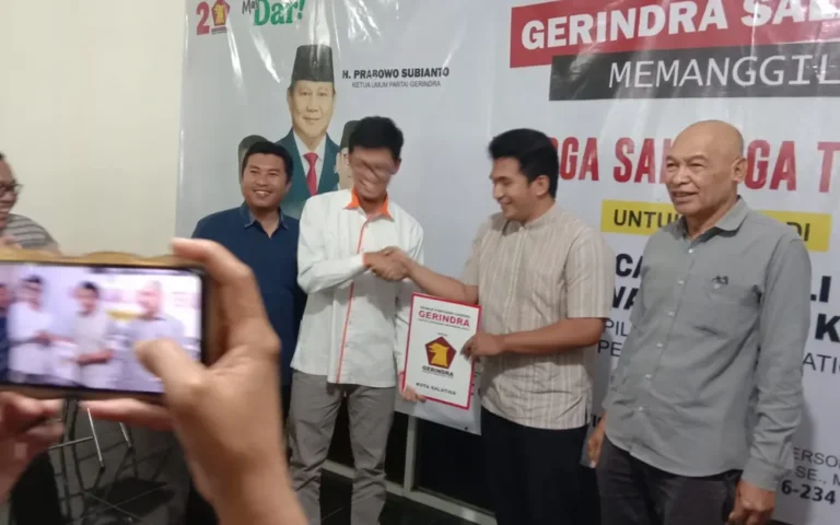 eta politik menjelang Pemilihan Wali Kota dan Wakil Wali Kota (Pilwalkot) Salatiga semakin menarik dengan Abdul Fattah Ismail Farros (Mas Farros), putra mantan Wakil Wali Kota Dr. H. Muh Haris, yang mendaftar sebagai calon wali kota ke DPC Partai Gerindra pada Selasa, 25 Juni 2024. Kedatangan Farros diterima oleh Rashad Imam Reza Syach Putra Yuliyanto (Mas Reza), putra mantan Wali Kota Yuliyanto, memunculkan ide duet "All New Yaris" atau "Yaris Reborn", mengulang kisah sukses duet orang tua mereka, Yuliyanto dan Haris, yang memimpin Salatiga selama dua periode (2012-2022).