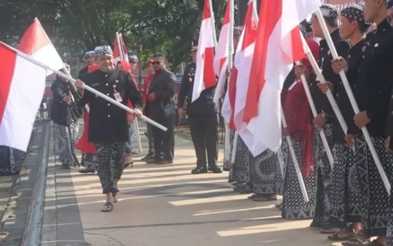 ada Sabtu (1/6/2024), ratusan peserta dari berbagai kalangan seperti pelajar SMA, Pramuka, PNS, anggota Ormas, serta TNI Polri, mengikuti upacara peringatan Hari Lahir Pancasila tingkat Kabupaten Semarang di alun-alun Bung Karno, Kalirejo, Ungaran Timur. Usai upacara, Badan Kesbangpol Kabupaten Semarang secara simbolis membagikan puluhan Bendera Merah Putih kepada perwakilan Lurah, Kepala Desa, dan Ormas sebagai bagian dari Gerakan Pembagian Sepuluh Juta Bendera Merah Putih yang akan berlangsung hingga 17 Agustus 2024.