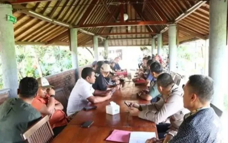 Konflik antara warga Papua terkait lahan tambang emas di Kampung Sawe Suma, Distrik Urunum Guay, Kabupaten Jayapura, dengan perusahaan Bahana Lintas Nusantara (BLN) Group asal Salatiga belum terselesaikan. Polres Salatiga kembali menggelar mediasi untuk menyelesaikan perselisihan antara warga Papua dan investor tambang emas asal Salatiga, Nicholas Nyoto Prasetyo, namun mediasi yang digelar di Warung Joglo Bu Rini, Kota Salatiga pada Rabu (26/6/2024) sore tersebut gagal karena ketidakhadiran pihak investor dan Koperasi BLN.