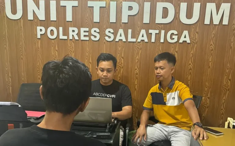 Satuan Reserse Kriminal (Satreskrim) Polres Salatiga berhasil mengungkap kasus penipuan dan penggelapan dalam jual beli mobil yang terjadi pada 2 Januari 2024. Korban, Muh Eddy Yusuf Wibisono, seorang pedagang mobil dari Sukorejo, Suruh Kabupaten Semarang, mengaku tertipu oleh DW, seorang karyawan marketing dari Changkang grup dan broker di grosirmobil.id.