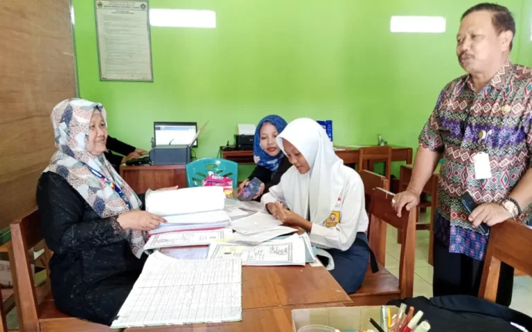 Pendaftaran Peserta Didik Baru (PPDB) untuk SMA dan SMK negeri di Jawa Tengah tahun 2024 telah dibuka secara online, namun menimbulkan kendala di daerah pelosok seperti di SMA Negeri 1 Susukan, Kabupaten Semarang. Kurangnya literasi digital membuat panitia PPDB di sekolah tersebut harus bekerja ekstra, termasuk lembur membantu calon peserta didik baru untuk aktivasi akun PPDB.
