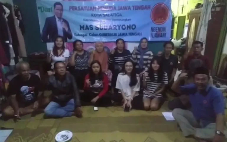Dukungan untuk Ketua DPD Partai Gerindra Jawa Tengah, Sudaryono, sebagai calon gubernur terus berdatangan, termasuk dari Persatuan Pemuda Jawa Tengah (PPJT) Kota Salatiga yang mendeklarasikan dukungannya pada Rabu (26/6/2024) malam. Ketua PPJT Kota Salatiga, Didik Junaidi, menyatakan bahwa relawan PPJT terus mensosialisasikan sosok Sudaryono ke masyarakat, dengan organisasi yang telah terbentuk di empat kecamatan dan mulai bergerak di tingkat kelurahan. Anggota PPJT beragam, termasuk pelajar, mahasiswa, pekerja, ibu rumah tangga, pedagang, dan musisi.