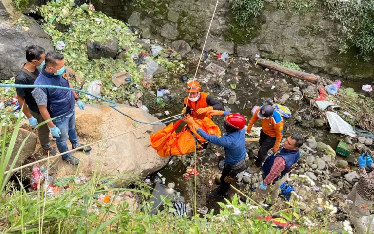 Warga Desa Batur, Getasan, Kabupaten Semarang digegerkan dengan penemuan jenazah di sungai setempat pada Jumat (7/6/2024), yang awalnya disangka korban mutilasi karena hanya terlihat potongan kakinya. Kejadian ini pertama kali diketahui oleh seorang warga yang pulang dari berkebun sekitar pukul 08.00 WIB, kemudian dilaporkan ke Polsek Getasan.