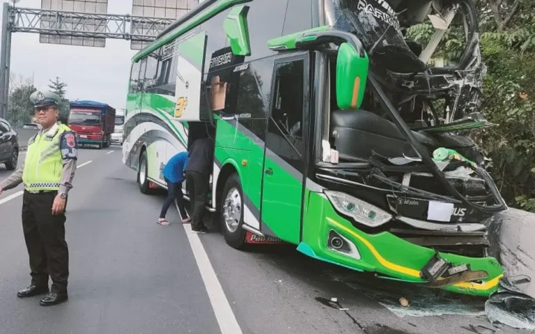 Pencegahan kecelakaan lalu lintas diatur dalam Pasal 226 Undang-Undang Nomor 22 Tahun 2009 tentang Lalu Lintas dan Angkutan Jalan, yang melibatkan pemangku kepentingan, pemberdayaan masyarakat, penegakan hukum, dan kemitraan global. Program ini meliputi jangka pendek, menengah, dan panjang, dan disusun oleh Forum Lalu Lintas dan Angkutan Jalan di bawah koordinasi Kepolisian Negara Republik Indonesia.