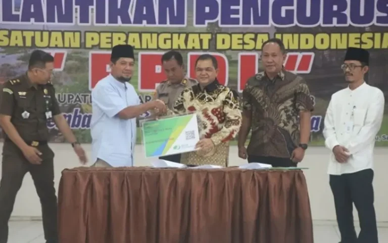 Program Kabupaten Semarang Melindungi (Kamar Lindung) diharapkan mampu memberikan jaminan kesehatan kepada pekerja informal dengan dukungan BPJS Kesehatan dan Baznas Kabupaten Semarang. Hal ini disampaikan saat pelantikan pengurus Persatuan Perangkat Desa Indonesia (PPDI) Kabupaten Semarang masa bakti 2023-2024 di aula Pusdik Binmas Lemdiklat Polri, Banyubiru.