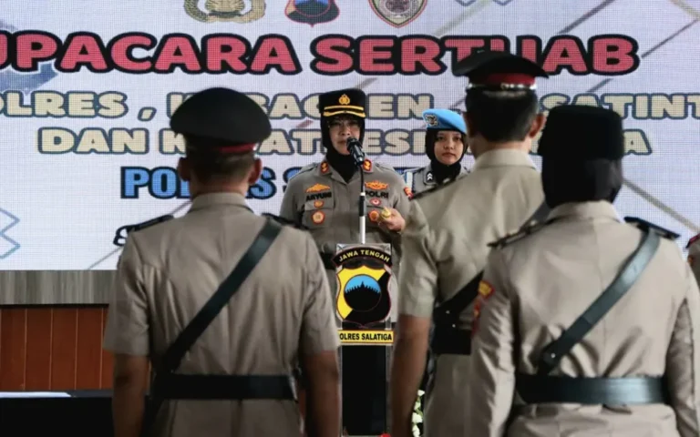 Kapolres Salatiga AKBP Aryuni Novitasari memimpin Upacara Serah Terima Jabatan (Sertijab) di Pendopo Polres Salatiga pada Rabu, 05/06/2023, yang melibatkan posisi Wakapolres, Kabagren, Kasat Intelkam, dan Kasat Resnarkoba. Setelah dua tahun menjabat, Wakapolres Kompol Iman Sudiyantoro digantikan oleh Kompol Raden Arsyadi dari Ditlantas Polda Jateng.