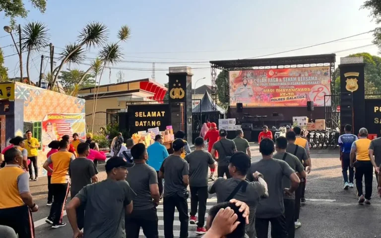 Raut wajah ceria terlihat dari anggota Polri, TNI, unsur pemerintahan di Kota Salatiga, dan warga masyarakat saat mengikuti senam bersama Polres Salatiga dalam rangka memperingati 78 tahun Hari Bhayangkara di depan Polres Salatiga pada Sabtu, 29 Juni 2024. Acara ini semakin meriah dengan pemberian doorprize, termasuk satu motor dan empat sepeda yang diberikan kepada sejumlah anggota TNI. Serka Tidelius Sudi dari Kodim 0714 Salatiga beruntung mendapatkan motor dengan warna hijau yang cocok dengan seragam TNI-nya.