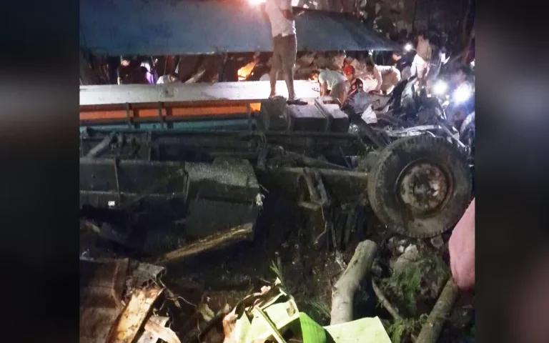 Truk boks pengangkut infus mengalami kecelakaan di Jalan Lingkar Salatiga (JLS), Kota Salatiga, Jawa Tengah, pada Jumat (14/6/2024) malam karena diduga rem blong. Truk yang melaju dari Solo menuju Semarang itu kehilangan kendali di jalan menurun, menyebabkan sopir tidak dapat menguasai kendaraan.