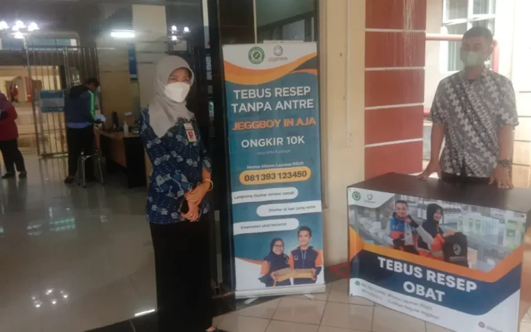 Di tengah ketatnya persaingan pelayanan rumah sakit di Salatiga, RSUD Salatiga meluncurkan program SIGAB (Sistem Pengantaran Obat) untuk mempercepat pengambilan obat setelah pasien diperiksa, seperti dijelaskan oleh Direktur RSUD Kota Salatiga, dr. Riani Isyana Pramasanthi, M.Kes. Program ini hadir akibat panjangnya antrian dan lamanya waktu pengambilan obat, terutama obat berbentuk serbuk.