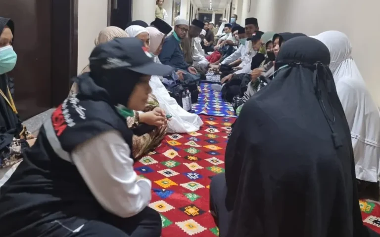 Hartadi Prasetyo (52), seorang jemaah haji dari kloter 57 asal Ungaran Timur, Kabupaten Semarang, meninggal dunia di Makkah pada Rabu, 12 Juni 2024, sebelum melaksanakan ibadah di Armuzna (Arafah, Muzdalifah, dan Mina), akibat suspect pneumonia. Kepala Seksi Penyelenggara Haji dan Umrah Kantor Kementerian Agama Kabupaten Semarang, Titik Halimah, menginformasikan bahwa almarhum sempat dirujuk ke KKHI dan RSAS Al Noor.