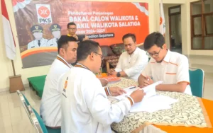 Pada hari ketiga pembukaan pendaftaran bakal calon wali kota dan wakil wali kota Salatiga yang digelar oleh PKS, Sabtu (1/6), satu-satunya generasi milenial, Abdul Fattah Ismail Farras atau Faros, mengambil formulir pendaftaran secara pribadi didampingi rombongannya.