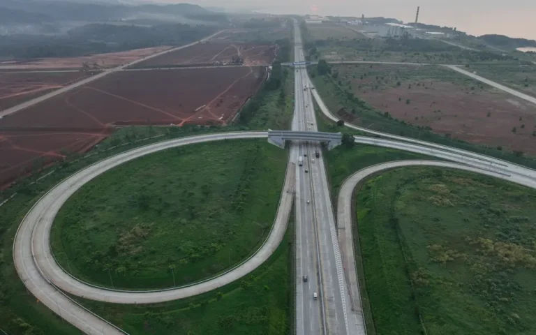 Jalan Tol Batang-Semarang sepanjang 75 km, dikelola oleh PT Jasamarga Semarang Batang (JSB), menjadi penghubung vital wilayah Trans Jawa di Jawa Tengah. Tol ini mendukung pengembangan kawasan industri dan menarik investor ke sentral Jawa. PT JSB menyelesaikan pembangunan Simpang Susun Kawasan Industri Batang, menghubungkan Tol Batang-Semarang dengan Kawasan Industri Terpadu Batang (KITB), yang diharapkan menciptakan peluang bisnis, lapangan kerja, dan meningkatkan infrastruktur serta lalu lintas.