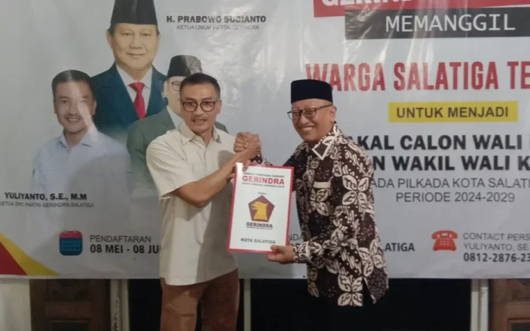 Sinoeng N Rachmadi, bakal calon Wali Kota Salatiga, mengembalikan berkas pencalonannya ke DPC Gerindra Kota Salatiga dengan cara unik, naik Bajaj yang didampingi puluhan ojek online, perwakilan Santri Ndalan, penggemar vespa, dan simpatisan lainnya. Rombongan berangkat dari Tegalrejo menuju Gerindra melalui jalan lingkar Salatiga, menarik perhatian masyarakat dengan Bajaj biru yang mencolok.