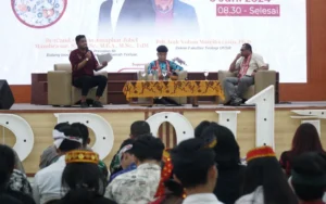 Kegiatan seminar nasional yang diikuti oleh sekitar 500 peserta dari berbagai kalangan, termasuk civitas academica UKSW, perwakilan 21 etnis dari seluruh Indonesia, lembaga internasional, serta beberapa SMP dan SMA di Salatiga, membahas harmoni antara budaya lokal dan internasional. Seminar ini menghadirkan dua narasumber, salah satunya adalah Staf Khusus Presiden Bidang Inovasi, Pendidikan, dan Daerah Terluar, Dr. (Cand.) Gracia Josaphat Jobel Mambrasar, yang menekankan pentingnya mencintai keberagaman budaya Indonesia sebagai sumber inovasi dan kekuatan.