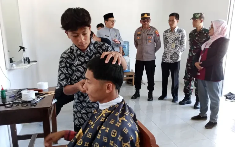 Prihatin dengan lulusan SMA yang sering dianggap sebelah mata di dunia industri, SMA Negeri 1 Susukan di Kabupaten Semarang, Jawa Tengah, mengajarkan siswanya bisnis barbershop. Inovasi ini diwujudkan dengan membangun kios barbershop di depan halaman sekolah dan mengirim dua siswa untuk magang di barbershop di Kota Semarang. Kepala Sekolah Retno Winarni menjelaskan, program ini bertujuan membekali siswa dengan keahlian untuk bekerja atau berwirausaha setelah lulus.