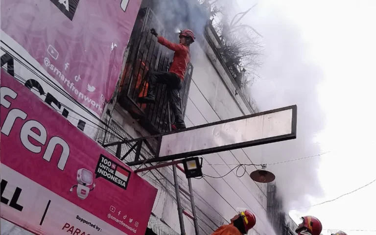 Kebakaran melanda toko alat rumah tangga Libra di Jalan Brigjen Sudiarto Nomor 9, Kelurahan Lodoyong, Ambarawa, Kabupaten Semarang, pada Sabtu (15/6/2024) sekitar pukul 03.30 WIB. Karyawan toko yang terkepung api melompat dari lantai dua melalui pintu belakang untuk menyelamatkan diri.