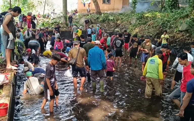 Ratusan warga Dusun Dalaman, Desa Kenteng, Kecamatan Susukan, Kabupaten Semarang, Jawa Tengah, berpartisipasi dalam tradisi iriban, berebut menangkap ikan di sendang atau Kali Tlogo tanpa alat tangkap. Tradisi yang digelar setahun sekali setelah panen padi pertama ini bertujuan menjaga kebersihan telaga dan sebagai ungkapan syukur atas melimpahnya air dan hasil panen.
