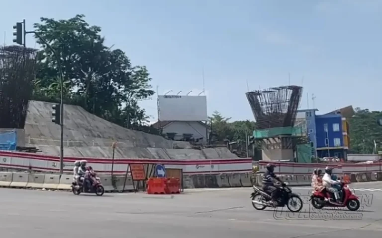 Dua pilar beton jembatan tol Jogja-Bawen di Seksi 6, Kecamatan Bawen, Kabupaten Semarang, telah berdiri untuk menopang jembatan layang yang akan melintasi Jalan Slamet Riyadi, dengan target penyelesaian pada Agustus 2024, menurut Kabag Tata Pemerintahan Setda Kabupaten Semarang, Zaenal Arifin. Proyek ini, dengan progres fisik 22 persen, juga melibatkan pembongkaran bangunan di seberang Exit Tol Bawen, termasuk Kantor Kelurahan Bawen dan SDN Bawen 01 yang akan direlokasi.
