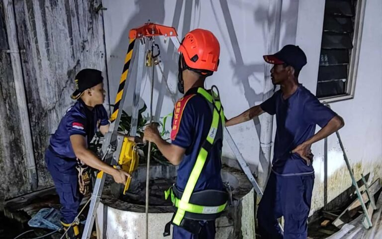 Sulistiyono, Komandan Piket Regu 3 dari Damkar Kota Salatiga, harus turun ke sumur sedalam 12 meter dengan diameter sekitar satu meter untuk menyelamatkan seekor kucing. Menurut Kabid Damkar Satpol PP Kota Salatiga, Joko Widodo, kejadian ini berawal dari laporan warga, Dhea Adventri, pada Sabtu (29/6/2024) sekitar pukul 22.15 WIB, mengenai seekor kucing yang tercebur ke sumur di kos putri Jalan Cungkupsari No. 402B Sidorejo Kota Salatiga.