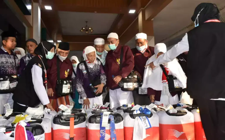 Sebanyak 186 jemaah haji dari Kota Salatiga yang tergabung dalam Kloter 57 kembali dengan selamat pada Selasa pagi (9/7/2024), disambut kebahagiaan bercampur haru oleh sanak keluarga di Pemkot Salatiga.