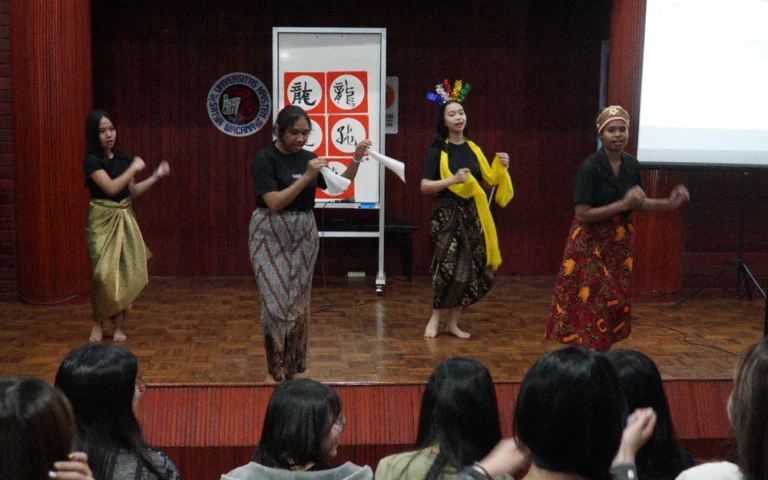 Universitas Kristen Satya Wacana (UKSW) kembali melakukan langkah besar dalam internasionalisasi pendidikan melalui program Global Education Experiences (GlobEEs) 2024 yang berlangsung dari 6 hingga 20 Juli, mengangkat tema “Supporting SDGs in Indonesia: Case Studies in Yogyakarta and Salatiga”.