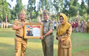 Pada Senin (29/7/2024), Joko Haryono, Kepala Satuan Polisi Pamong Praja Pemerintah Kota Salatiga, menerima SK Pensiun dalam apel luar biasa yang dipimpin oleh Pj. Wali Kota Salatiga, Yasip Khasani, di halaman Pemerintah Kota Salatiga. Yasip mengucapkan terima kasih atas pengabdian Joko selama 38 tahun, mengapresiasi prestasi, dedikasi, loyalitas, dan keteguhannya. Yasip juga menyampaikan terima kasih atas suksesnya rangkaian kegiatan Peringatan Hari Jadi Kota Salatiga, yang berjalan lancar tanpa komplain.