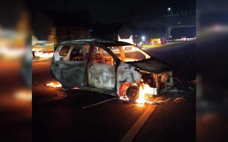 Pada Senin (29/7/2024) sekitar pukul 21.50 WIB, sebuah mobil Daihatsu Xenia terbakar di ruas tol Ungaran-Bawen KM 440.100, diduga akibat korsleting. Pengemudi, Apolonius Pekik Nugroho (42), bersama enam penumpang lainnya berhasil menyelamatkan diri sebelum api melahap seluruh mobil.
