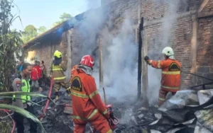 Diduga akibat tungku bermasalah, rumah Ahmadi di Winong, Kecandran, Sidomukti Kota Salatiga ludes terbakar pada Rabu (31/7/2024) pukul 06.30 WIB. Plh Kasi Humas Polres Ipda Sutopo menjelaskan bahwa api kemungkinan berasal dari tungku dapur yang digunakan Ahmadi untuk memasak sebelum pergi ke rumah sakit.