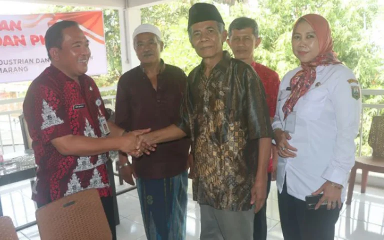Viralnya video warung sate 'Gotong Royong' di Alun-alun Lama Ungaran yang dituduh 'ngepruk' harga, membuat pemiliknya, Indarso (70), buka suara di Pujasera Sari Warna, Jl Pemuda Ungaran, pada Rabu (31/7/2024). Dalam pertemuan yang dihadiri Dinas Koperasi UMKM Perindustrian dan Perdagangan, Indarso menegaskan bahwa harga jual sate dan tongseng di warungnya masih wajar, yakni Rp50 ribu untuk sate kambing campur dan Rp60 ribu untuk daging polos.