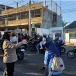 ada hari pertama masuk sekolah di tahun ajaran baru 2024, Pemerintah Kota Salatiga mengeluarkan kebijakan yang mengubah jam masuk kerja bagi aparatur sipil negara (ASN) dan pegawai Badan Usaha Milik Daerah (BUMD) menjadi pukul 08.00 WIB dari biasanya pukul 07.00 WIB, untuk memberikan kesempatan bagi mereka mengantarkan anak atau cucu mereka ke sekolah.