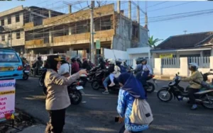 ada hari pertama masuk sekolah di tahun ajaran baru 2024, Pemerintah Kota Salatiga mengeluarkan kebijakan yang mengubah jam masuk kerja bagi aparatur sipil negara (ASN) dan pegawai Badan Usaha Milik Daerah (BUMD) menjadi pukul 08.00 WIB dari biasanya pukul 07.00 WIB, untuk memberikan kesempatan bagi mereka mengantarkan anak atau cucu mereka ke sekolah.