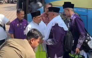 Sebanyak 193 jemaah haji dari Kabupaten Semarang yang tergabung dalam kloter 56 dan 57 telah tiba di tanah air pada Selasa (9/7/2024). Mereka dijemput menggunakan bus dari Asrama Haji Donohudan, Boyolali dan diantar menuju Pendopo Rumah Dinas Bupati Semarang di Ungaran.