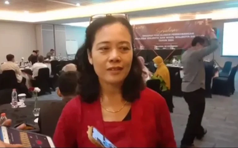 Menjelang pelantikan anggota DPRD terpilih pada 14 Agustus 2024, Komisi Pemilihan Umum (KPU) Kota Salatiga masih menunggu arahan dari KPU pusat terkait Laporan Harta Kekayaan Penyelenggara Negara (LHKPN), yang menjadi syarat wajib untuk pelantikan. Saat ini, 10 calon anggota DPRD Kota Salatiga terpilih masih dalam proses pemeriksaan oleh Komisi Pemberantasan Korupsi (KPK).