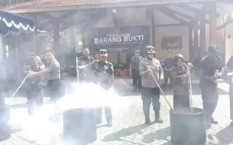 Kejaksaan Negeri (Kejari) Kota Salatiga memusnahkan 1.072 barang bukti dari 54 perkara tindak pidana umum yang telah berketetapan hukum di Kantor Kejari Jalan Lingkar Selatan (JLS) Argomulyo.