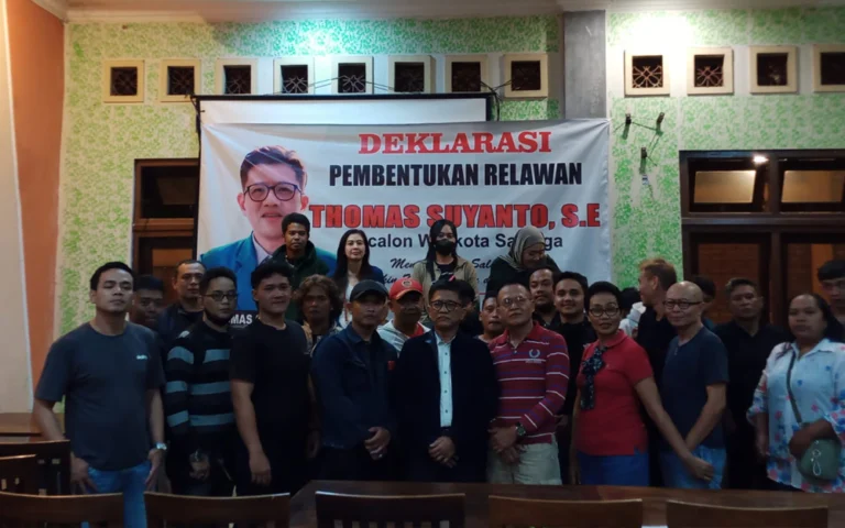 Bakal calon Wali Kota Salatiga, Thomas Suyanto, memilih mengurangi sampah baliho dengan menggerakkan tim relawan untuk sosialisasi lewat media sosial. Dalam deklarasi relawan Bestine Thomas (Bento) di Warung Sambel Obonk, Salatiga, Thomas menyebut gerakan relawan media sosial ini sebagai bagian dari keseriusannya maju dalam pemilihan Wali Kota.