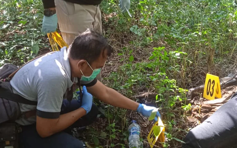 Sesosok mayat laki-laki tanpa identitas ditemukan oleh M Abdul Rosyid, seorang pekerja kebun, di kebun PTPN I Regional 3 Getas, Bawen, Kabupaten Semarang pada Selasa (30/7/2024) sekitar pukul 12.04 WIB. Mayat yang telah membusuk dan diperkirakan berusia 40 tahun ditemukan dalam kondisi terlentang dan mengenakan kaos hijau tosca bertuliskan Greenlight, celana panjang jeans hitam, dan sandal jepit biru tua.