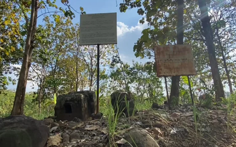 Desa Kawengen di Kecamatan Ungaran Timur, Kabupaten Semarang, memiliki situs arkeologi bernama Watu Pawon yang terdiri dari batuan dan fragmen arca, termasuk Yoni, Arca Ganesha, Arca Nandhi, dan Batu Candi. Situs ini ditetapkan sebagai cagar budaya melalui Surat Keputusan Bupati Semarang Nomor 432/0252/2022 pada 23 Mei 2022.