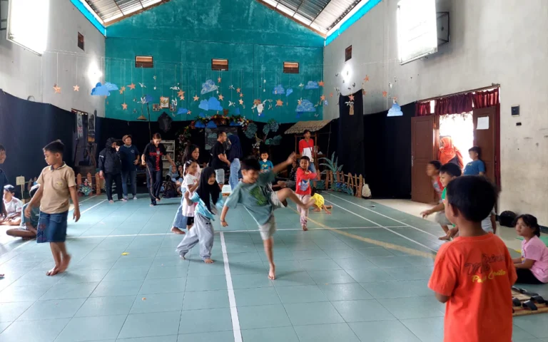 Ratusan anak di Sidomukti, Salatiga, mencoba berbagai alat permainan tradisional yang jarang mereka temui, seperti dakon, tiga jadi, lompat tali, bakiak, dan dingklik oglak-aglik, dalam perayaan Hari Anak 2024 yang digelar oleh komunitas Latar Kalitan dan Soramata pada Minggu (21/7/2024).