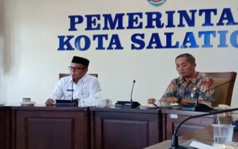 Untuk pertama kalinya, Pemerintah Kota Salatiga akan mengadakan kegiatan Car Free Night (CFN) di ruas Jalan Diponegoro, mulai dari perempatan Penjara hingga Rumah Dinas Wali Kota Salatiga, pada Sabtu malam, 20 Juli 2024. Kepala Dinas Perhubungan Kota Salatiga, Sri Satuti, menyatakan bahwa CFN akan berlangsung dari pukul 19.00 hingga 23.00 WIB dan Dishub telah menyiapkan pengalihan arus lalu lintas serta melakukan sosialisasi kepada masyarakat.