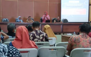 Kepala Sekolah memainkan peran penting dalam penilaian kinerja guru melalui Platform Merdeka Mengajar (PMM) yang diluncurkan oleh Kemendikbudristek untuk mendukung implementasi kurikulum merdeka. Di Kabupaten Semarang, Disdikbudpora berinovasi dengan meluncurkan program 'Gula Kelappa' (Guru Lakukan Aksi Kinerja, Kepala Sekolah Laporkan Progres Penilaian Aksi Kinerja) untuk mengoptimalkan penilaian kinerja guru.