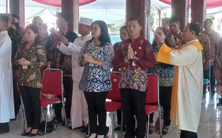 Sebanyak 3.551 orang dikukuhkan oleh Bupati Semarang, Ngesti Nugraha, sebagai Pegawai Pemerintah dengan Perjanjian Kerja (PPPK) pada Jumat, 5 Juli 2024. Para pegawai yang dilantik terdiri dari 60 jabatan fungsional formasi tahun 2024. Seusai pengangkatan, Ngesti mengingatkan para pegawai untuk menghindari judi online dan narkoba, menekankan bahwa terlibat dalam aktivitas tersebut dapat mengakibatkan masalah keuangan dan pemberhentian tidak hormat.