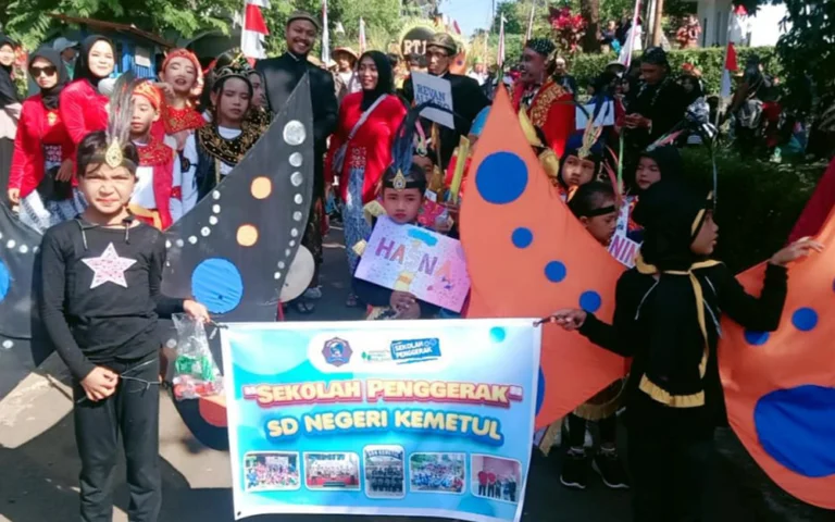 Jalan utama di depan balai desa Kemetul, Kecamatan Susukan, Kabupaten Semarang, Jawa Tengah, mendadak ramai pada Sabtu (13/7/2024) karena ribuan warga datang menyaksikan pawai Jolenan, agenda tahunan desa. Sebanyak 19 kreasi dan hasil bumi dari tiap RT dipamerkan, termasuk replika sapi, capung, nyamuk, burung Garuda, dan gunungan hasil bumi yang diarak keliling desa dan diperebutkan warga.
