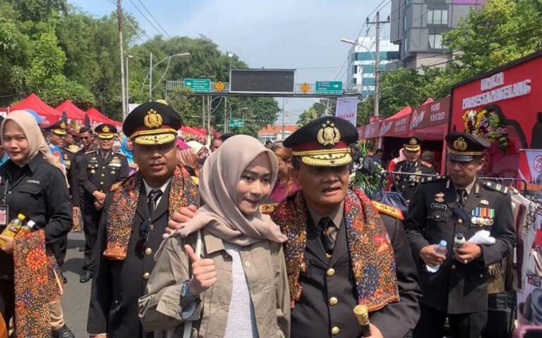 Polda Jateng menggelar Upacara Peringatan Hari Bhayangkara ke-78 dengan suasana meriah di depan Balai Kota Semarang, menampilkan berbagai atraksi dan parade yang memukau masyarakat. Upacara ini dihadiri oleh Forkopimda Provinsi Jawa Tengah, Gubernur Akademi Kepolisian (Akpol), Gubernur Akademi Militer (Akmil), pimpinan TNI, tokoh agama, masyarakat, dan tamu undangan lainnya.