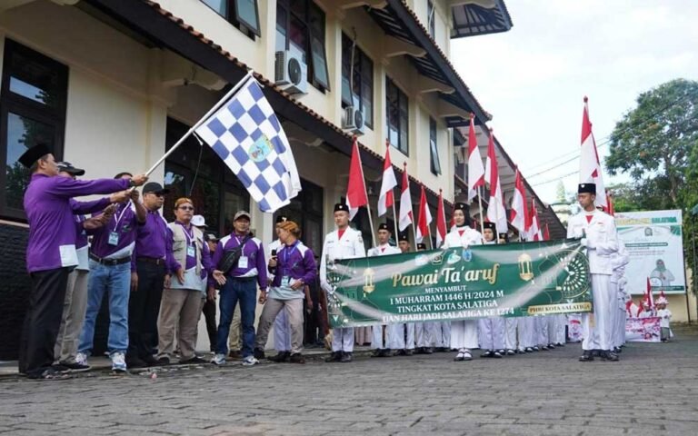 Dalam rangka memperingati tahun baru Islam 1 Muharam 1446H dan menyambut Hari Jadi ke-1274 Kota Salatiga, Pemkot Salatiga menggelar Pawai Taaruf 2024, diikuti ribuan peserta dari 46 grup/lembaga, termasuk satuan pendidikan dari TK hingga perguruan tinggi dan ormas Islam.