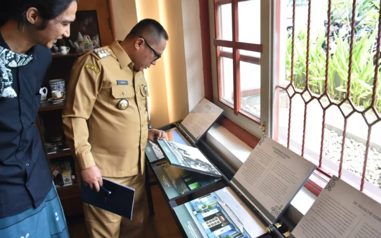 Penjabat (Pj) Wali Kota Salatiga, Yasip Khasani, mendorong para seniman dan budayawan untuk memanfaatkan aset milik Pemkot sebagai ruang pameran atau berkesenian. Hal ini disampaikan Yasip saat mengunjungi pameran lukisan abstrak di Cafe Orlen Heritage, Jalan Raden Patah No 15, Kecamatan Sidorejo, Salatiga, pada Senin (22/7/2024).