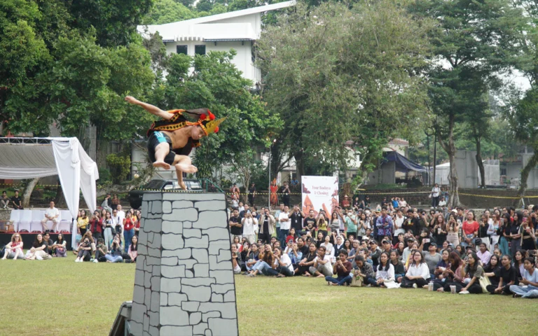 Universitas Kristen Satya Wacana (UKSW) menggelar Indonesian International Culture Festival (IICF) 2024, sebuah acara tahunan yang memamerkan keragaman budaya dari 21 etnis di Indonesia, bertemakan “Bersatu Untuk Indonesia”. Acara ini berlangsung meriah di lapangan sepak bola UKSW pada Senin (08/07/2024) dan dibuka oleh Rektor UKSW, Prof. Dr. Intiyas Utami, yang menyatakan bahwa IICF merupakan bagian dari perjalanan UKSW menuju World Class University (WCU).