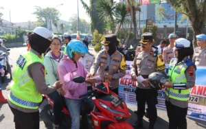 Kegiatan kepolisian dalam Sosialisasi Operasi Patuh Candi 2024 di Salatiga yang dipimpin oleh Kapolres Salatiga AKBP Aryuni Novitasari melibatkan tindakan simpatik terhadap pelanggar lalu lintas. Dalam kegiatan ini, pengendara yang tidak membawa helm, seperti Rosalia dan suaminya, diberi helm secara cuma-cuma dan ditegur secara humanis, bukan ditilang.