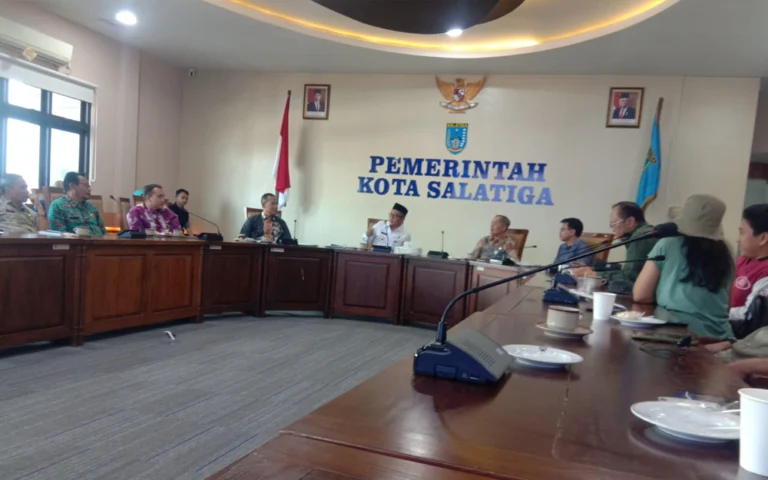 Pemerintah Kota Salatiga akan menggelar beragam kegiatan dalam rangka hari jadi ke-1274 Kota Salatiga, yang akan berlangsung meriah karena bertepatan dengan Hari Koperasi tingkat Jawa Tengah. Penjabat Wali Kota Salatiga, Yasip Khasani, menyatakan bahwa rangkaian acara dimulai dengan peringatan Hari Koperasi ke-77 pada Jumat-Sabtu (12-13/7/2024), termasuk upacara di Lapangan Pancasila dan pameran bazar koperasi di halaman Pemkot Salatiga.